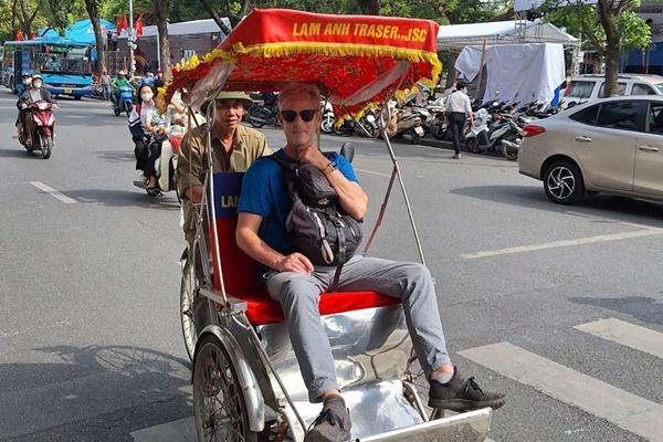 Khách tây ngồi nhặt rau muống tại sân bay Nội Bài-2