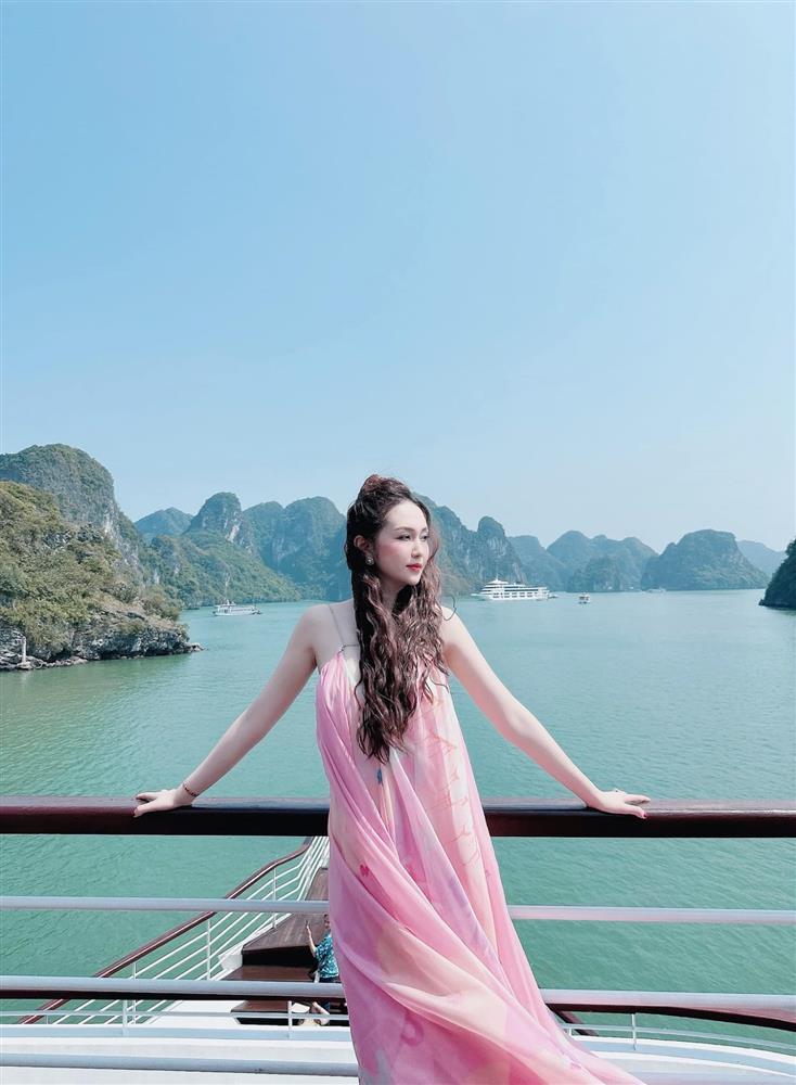 Hương Baby gây sốt với gu thời trang sành điệu, mẹ 3 con vẫn xinh đẹp mơn mởn-6