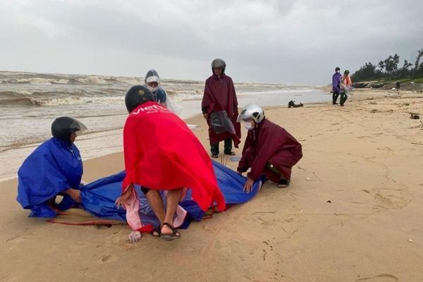 Huế: Nhiều giờ lặn tìm bé gái mất tích dưới dòng sông lũ-2