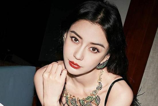 Rộ tin Angelababy bán biệt thự, bị nhân viên 'bỏ rơi'