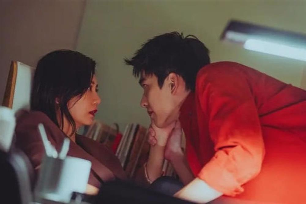 Bộ phim gây tranh cãi vì ghép đôi nữ chính với bạn diễn kém 23 tuổi-1