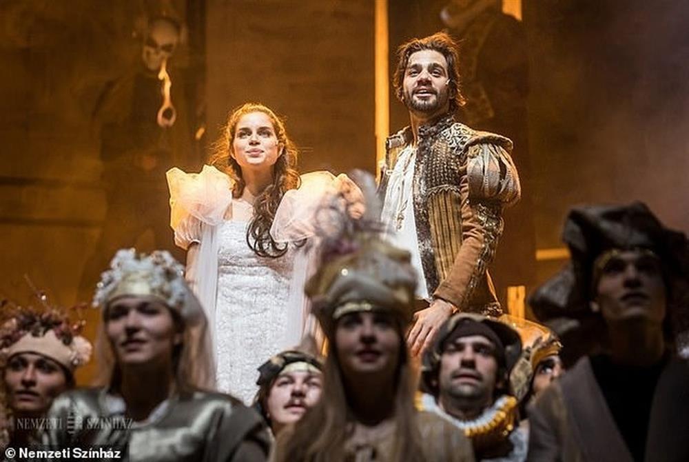 Diễn viên của vở Romeo và Juliet bị thương vì ban công tình yêu... bị sập-1