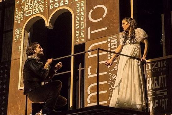 Diễn viên của vở 'Romeo và Juliet' bị thương vì ban công tình yêu... bị sập