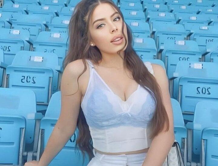 Ngắm mỹ nữ thành thạo 5 ngôn ngữ, chuyên dạy sao bóng đá nổi tiếng-1