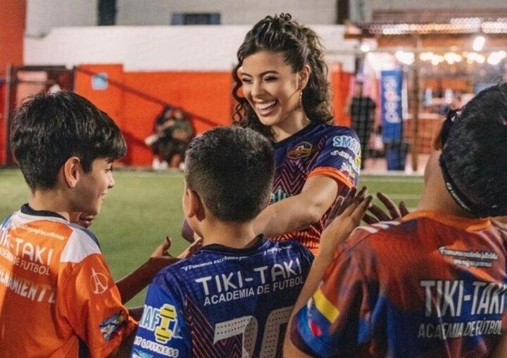 Ngắm mỹ nữ thành thạo 5 ngôn ngữ, chuyên dạy sao bóng đá nổi tiếng-3