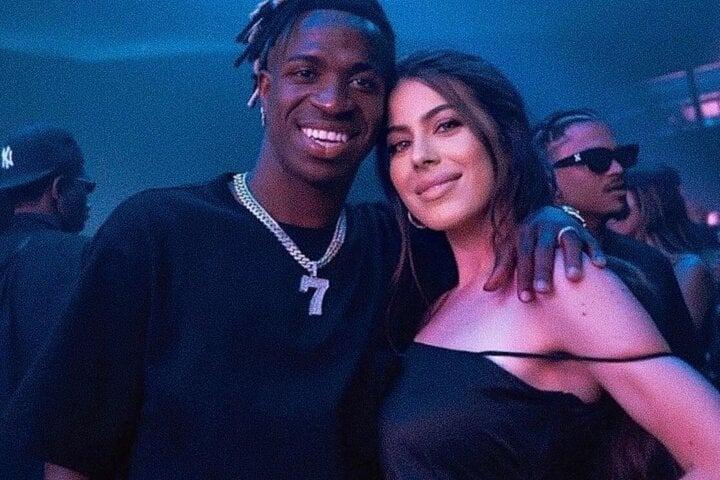 Ngắm mỹ nữ thành thạo 5 ngôn ngữ, chuyên dạy sao bóng đá nổi tiếng-8