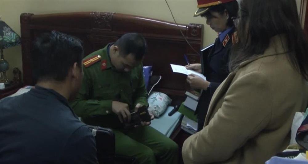 Công an lập biên bản 2 cánh cổng gỗ ngôi nhà ở quê của ông Lưu Bình Nhưỡng-1