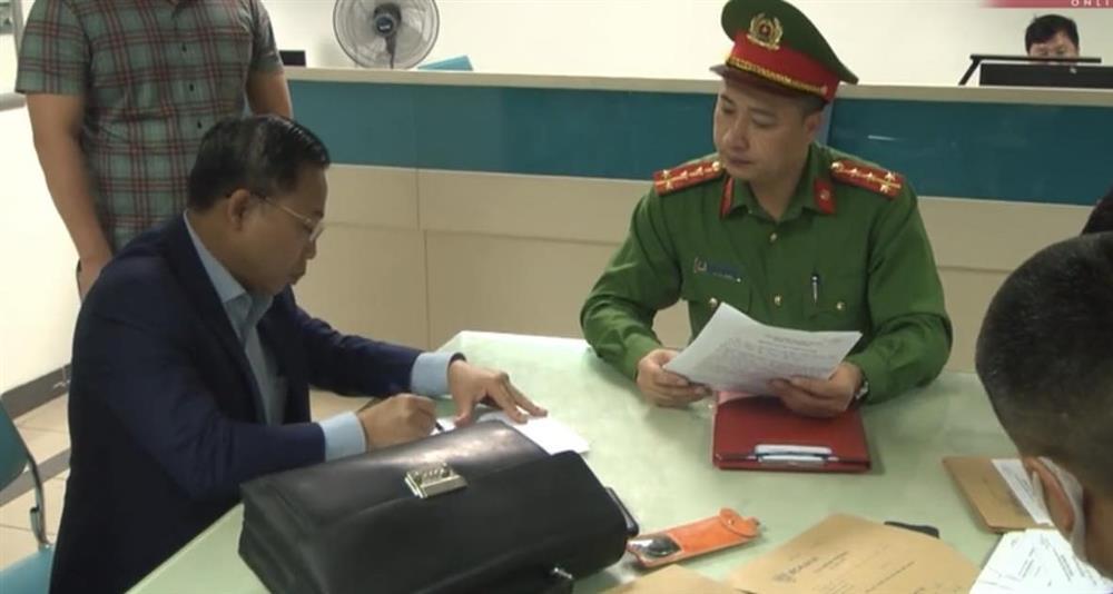 Công an lập biên bản 2 cánh cổng gỗ ngôi nhà ở quê của ông Lưu Bình Nhưỡng-3