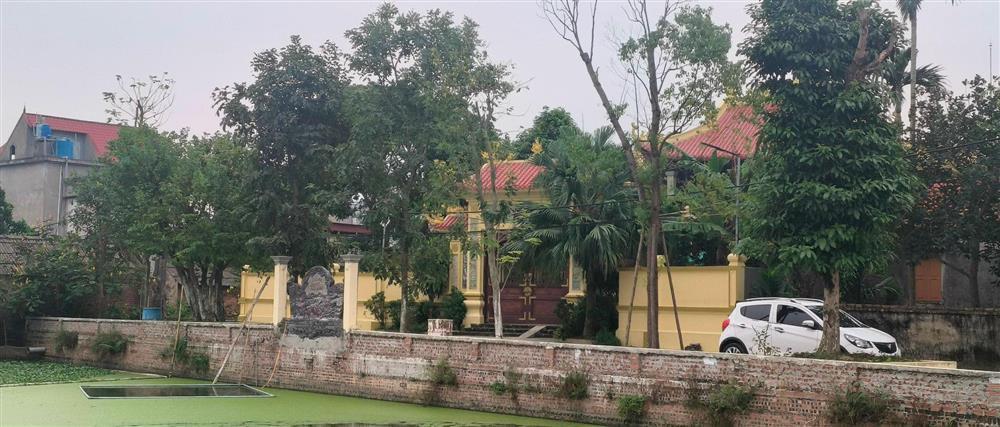 Công an lập biên bản 2 cánh cổng gỗ ngôi nhà ở quê của ông Lưu Bình Nhưỡng-5