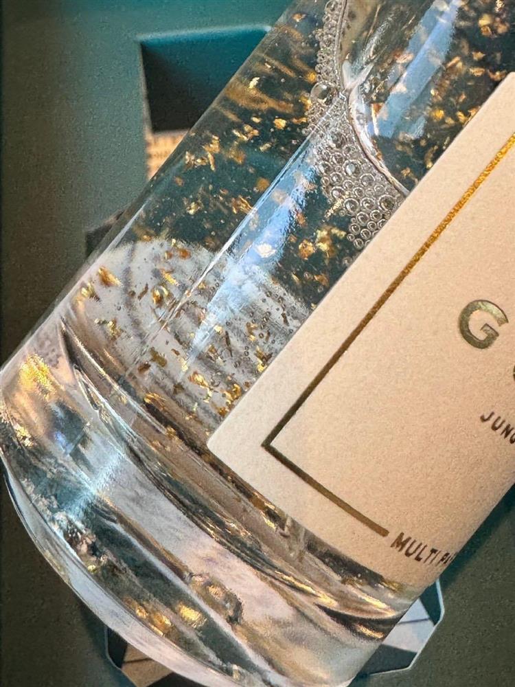 Jung Kook tặng fan nước hoa chứa vảy vàng 24K-2