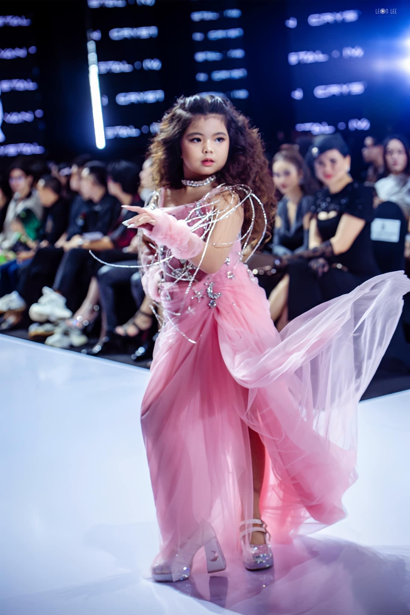 Mẫu nhí Emily Huỳnh không vì chạy show mà lơ là việc học-3