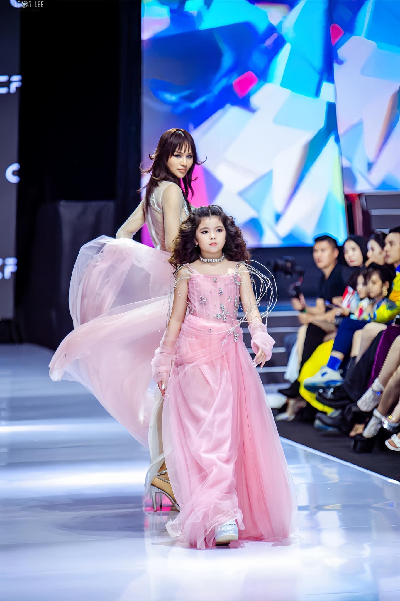 Mẫu nhí Emily Huỳnh không vì chạy show mà lơ là việc học-1