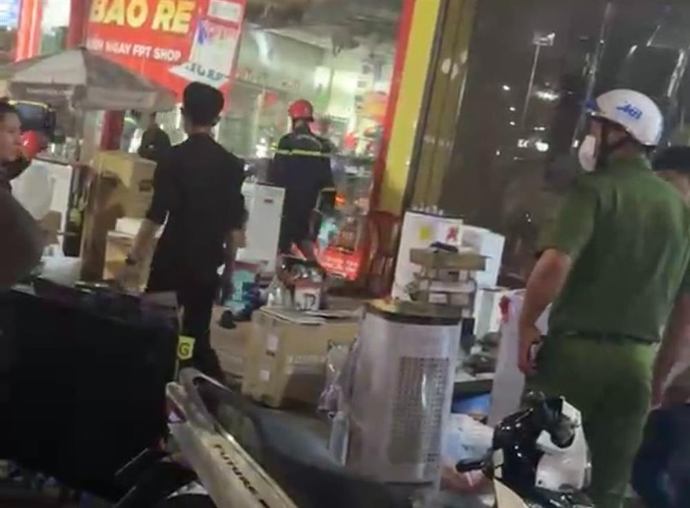 FPT Shop bốc cháy, người đi đường giúp nhân viên ôm hàng ra ngoài-1