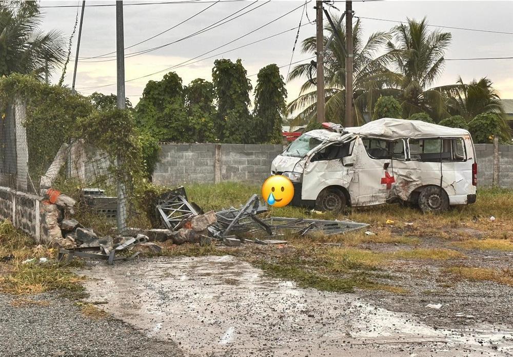 Xe cứu thương lao vào nhà dân, bệnh nhân tử vong-1