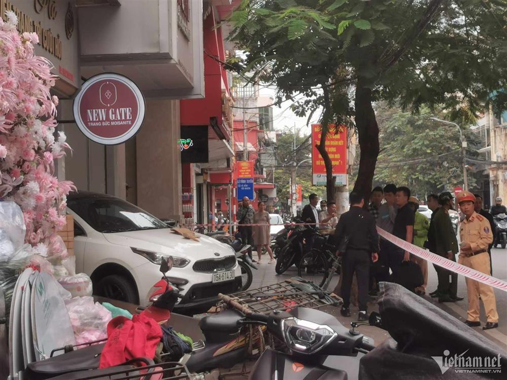 Vụ nữ tài xế lùi ô tô vào cửa hàng vàng: Người bảo vệ đã tử vong-1
