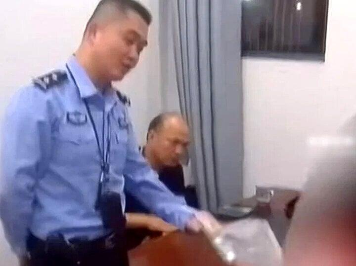 Trộm tiền mẹ để đãi bạn, bé trai bị đưa đến đồn cảnh sát-1