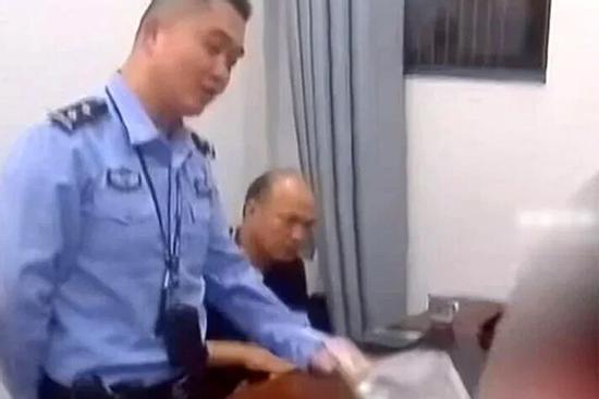 Trộm tiền mẹ để đãi bạn, bé trai bị đưa đến đồn cảnh sát