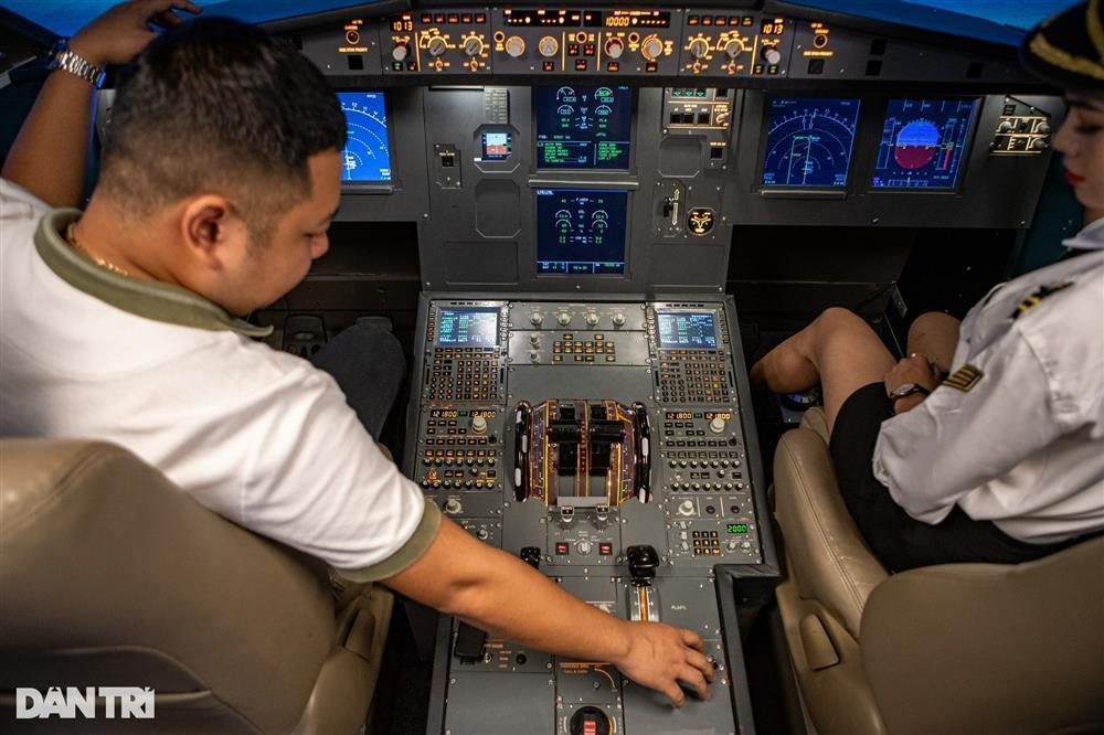Người Hà Nội chi tiền triệu lái máy bay Airbus cảm giác rung lắc như thật-1
