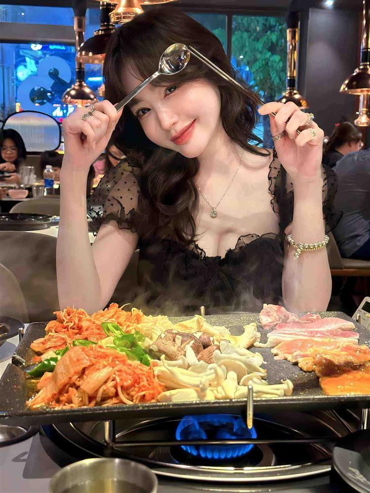 Elly Trần ăn uống thoải mái vẫn có đường cong uốn lượn, nhờ bí quyết 2 giảm 3 tăng-2