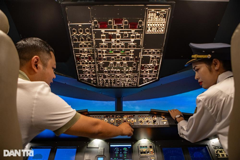 Người Hà Nội chi tiền triệu lái máy bay Airbus cảm giác rung lắc như thật-5