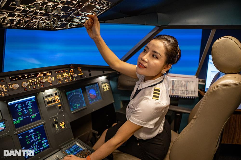 Người Hà Nội chi tiền triệu lái máy bay Airbus cảm giác rung lắc như thật-7