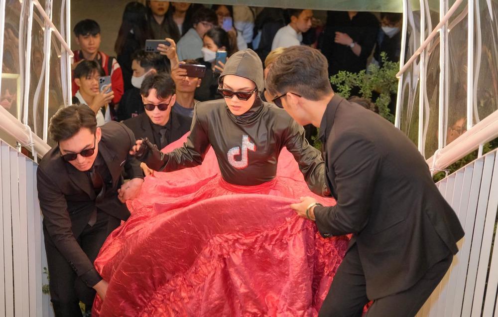 TikToker Việt bất chấp câu view, náo loạn từ cõi mạng đến thảm đỏ-2