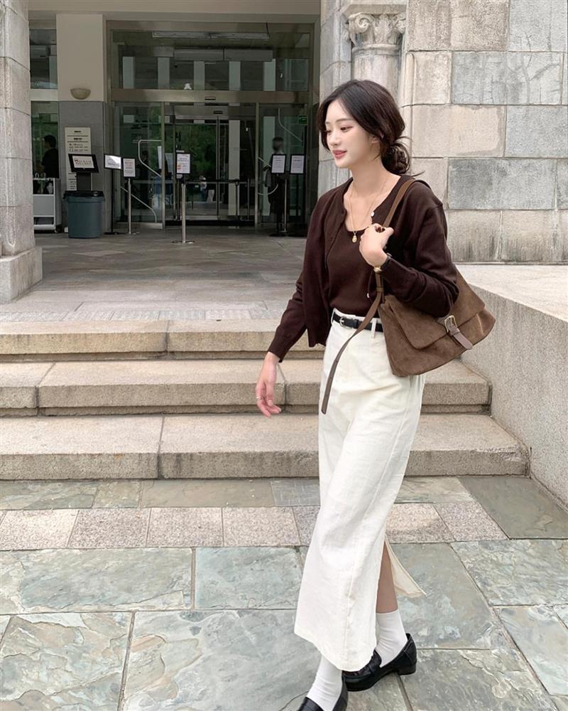 5 cách mặc áo len tối màu sang trọng mà vẫn hack tuổi-4