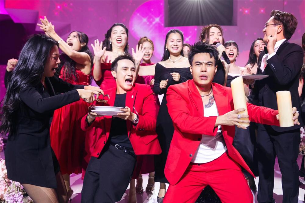 Puka lộ diện rạng rỡ trong bộ áo dài đỏ, Lê Dương Bảo Lâm trao quà độc khiến cô dâu - chú rể phải thốt trời ơi!-6