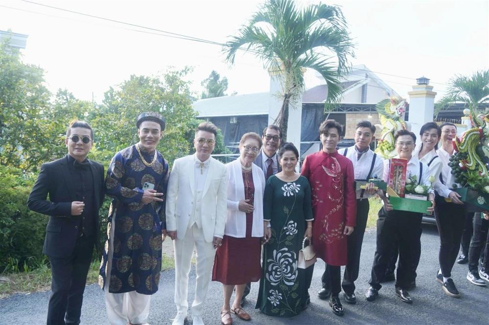 Đám cưới Puka - Gin Tuấn Kiệt ở miền Tây: MC Lê Dương Bảo Lâm chiếm spotlight vì đeo nhiều vàng-3