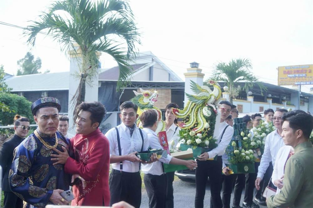 Đám cưới Puka - Gin Tuấn Kiệt ở miền Tây: MC Lê Dương Bảo Lâm chiếm spotlight vì đeo nhiều vàng-4