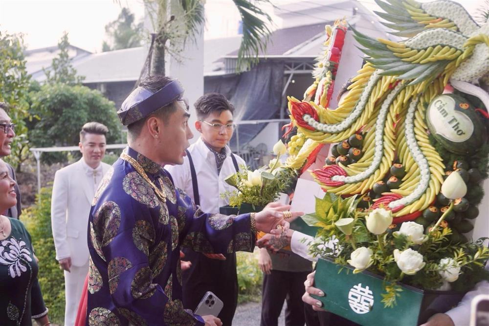 Đám cưới Puka - Gin Tuấn Kiệt ở miền Tây: MC Lê Dương Bảo Lâm chiếm spotlight vì đeo nhiều vàng-5