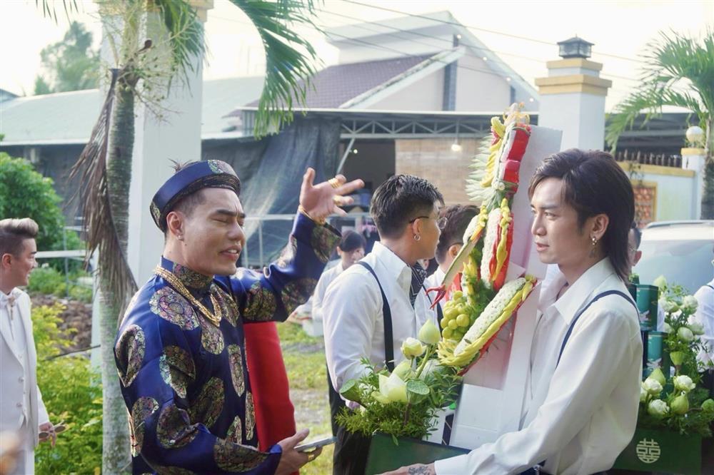 Đám cưới Puka - Gin Tuấn Kiệt ở miền Tây: MC Lê Dương Bảo Lâm chiếm spotlight vì đeo nhiều vàng-6