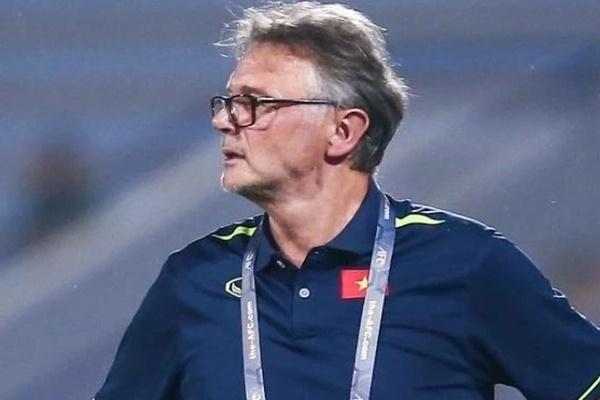 Tại sao Đình Bắc chạy đến ôm chầm HLV Troussier sau bàn thắng vào lưới Philippines?-2