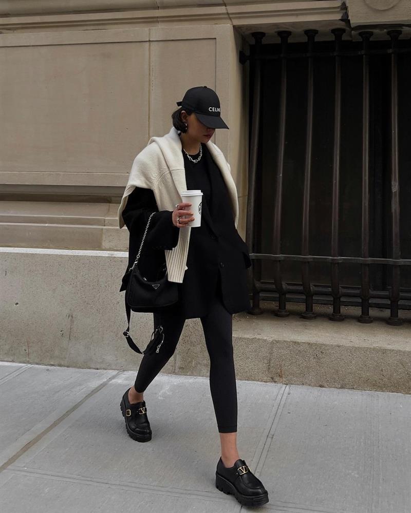 Blogger Mỹ chứng minh mua blazer đen là đỉnh cao tiết kiệm: 1 mẫu mix được 10 bộ-1