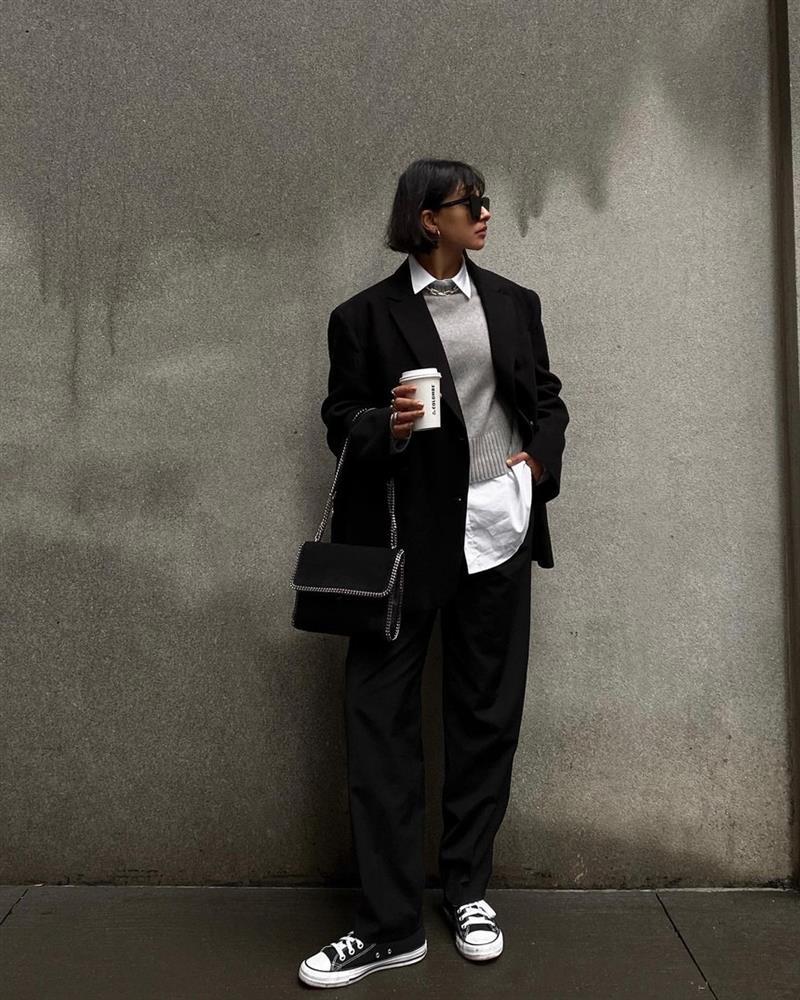 Blogger Mỹ chứng minh mua blazer đen là đỉnh cao tiết kiệm: 1 mẫu mix được 10 bộ-2