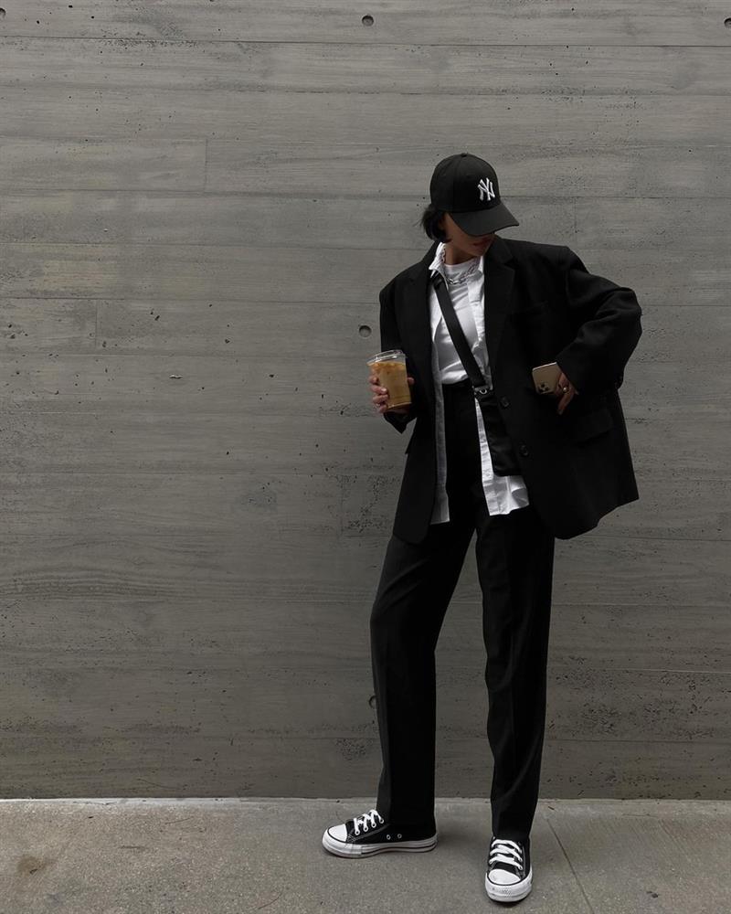 Blogger Mỹ chứng minh mua blazer đen là đỉnh cao tiết kiệm: 1 mẫu mix được 10 bộ-4