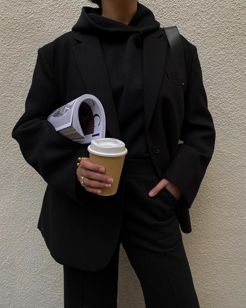 Blogger Mỹ chứng minh mua blazer đen là đỉnh cao tiết kiệm: 1 mẫu mix được 10 bộ-5