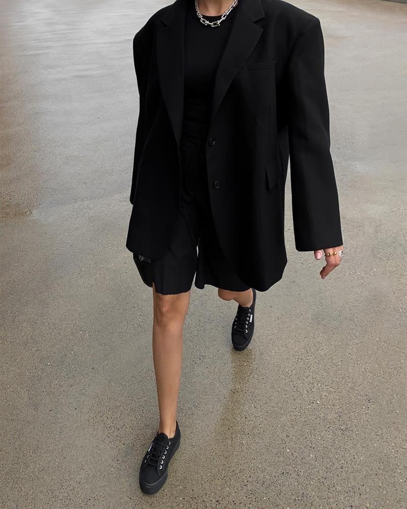 Blogger Mỹ chứng minh mua blazer đen là đỉnh cao tiết kiệm: 1 mẫu mix được 10 bộ-8