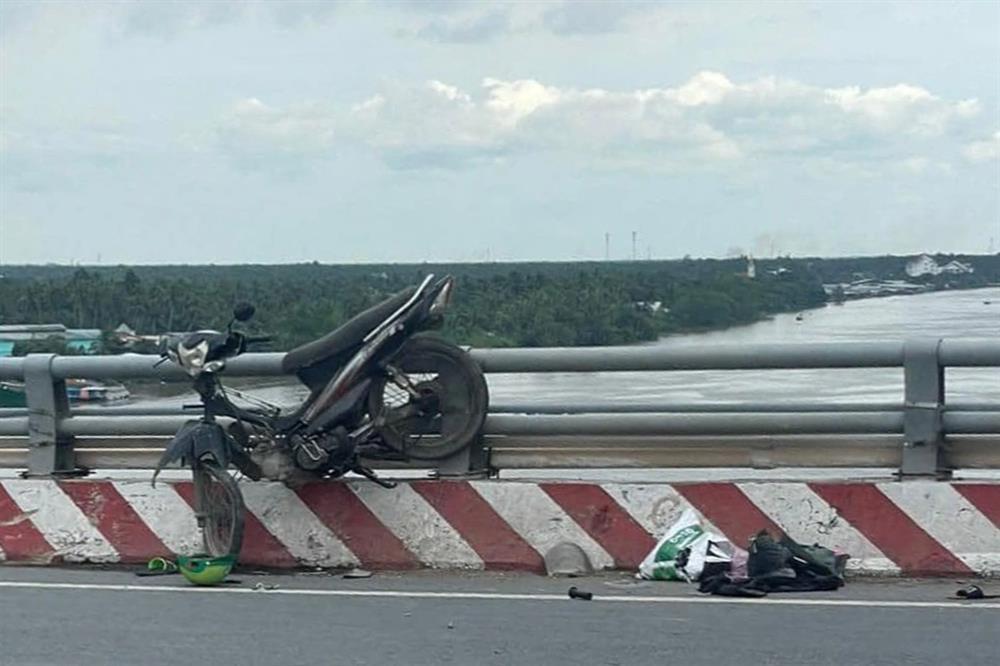 Tài xế ngủ gật, ô tô tông người phụ nữ rơi xuống sông Hàm Luông-1