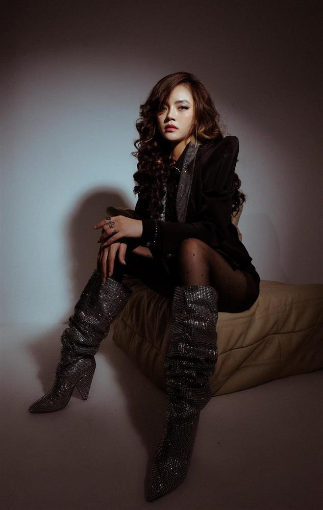 My sói bầu 3 tháng mà vẫn như không, mặc toàn váy hờ hững khoe body nuột nà-3