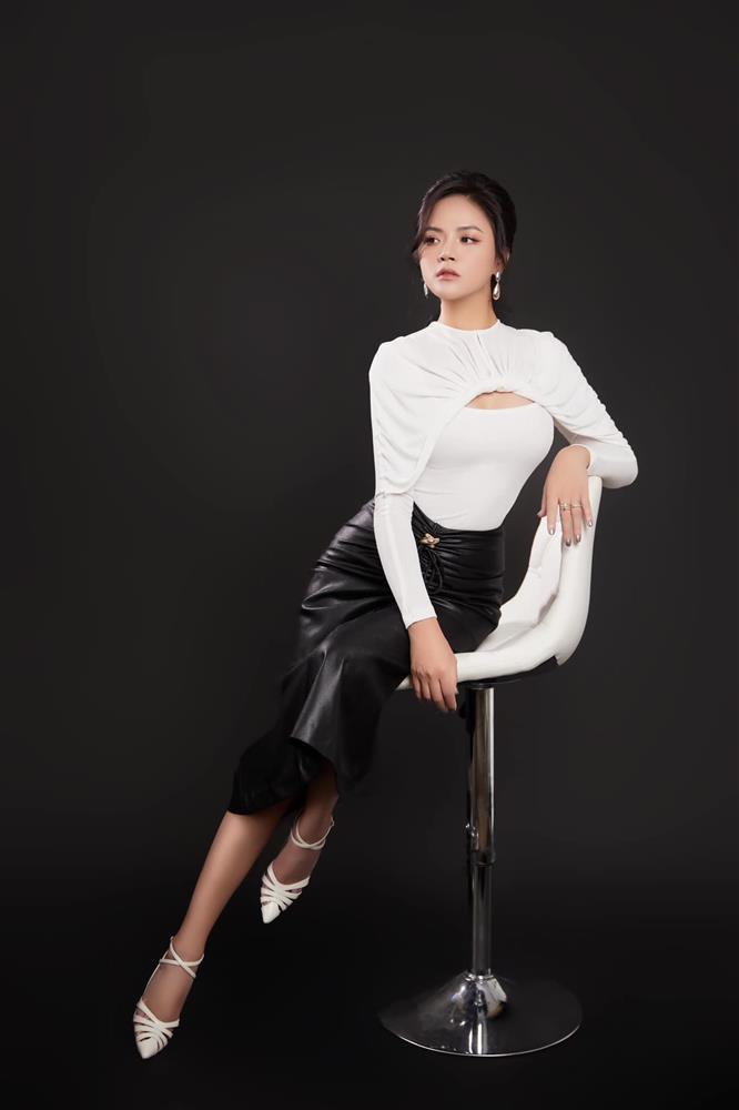 My sói bầu 3 tháng mà vẫn như không, mặc toàn váy hờ hững khoe body nuột nà-4