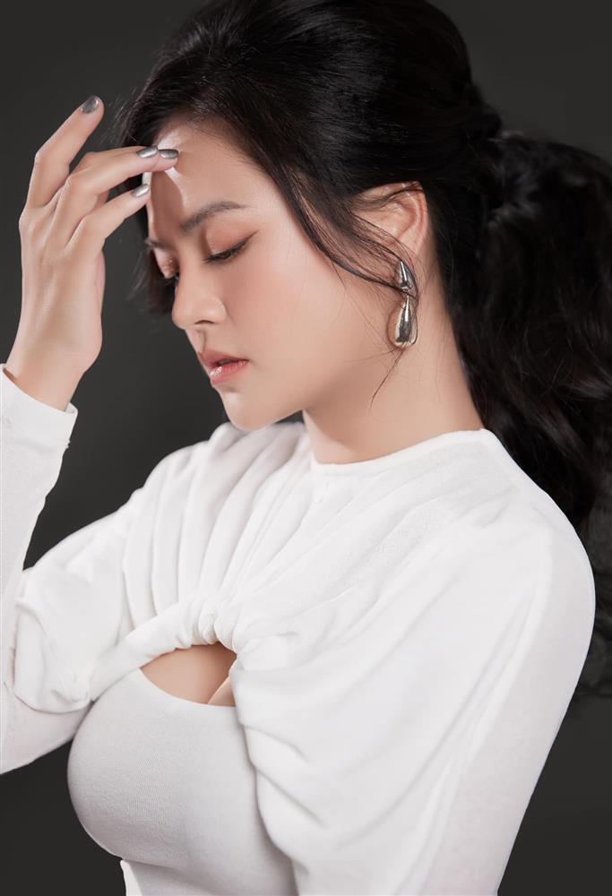 My sói bầu 3 tháng mà vẫn như không, mặc toàn váy hờ hững khoe body nuột nà-5