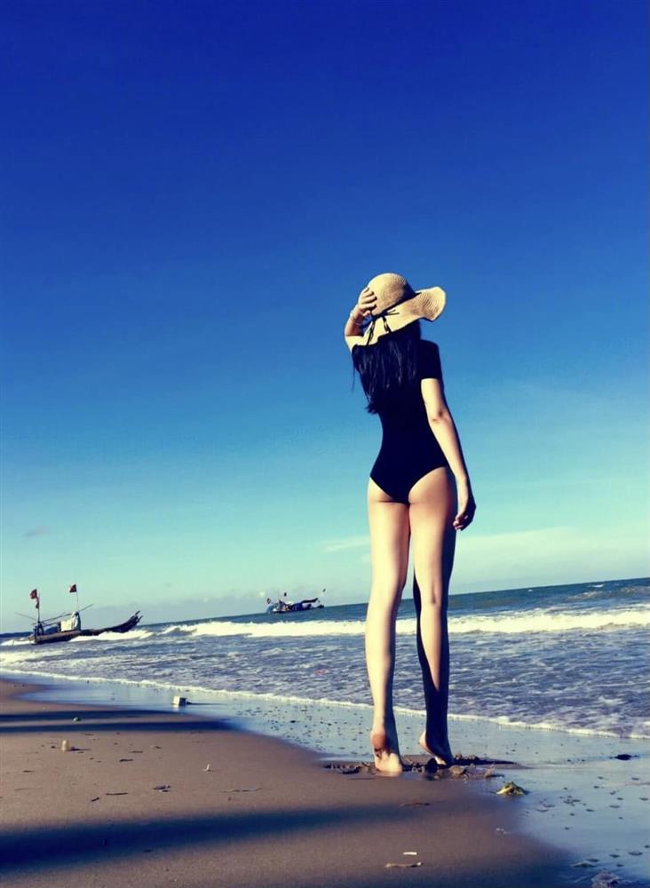 My sói bầu 3 tháng mà vẫn như không, mặc toàn váy hờ hững khoe body nuột nà-6