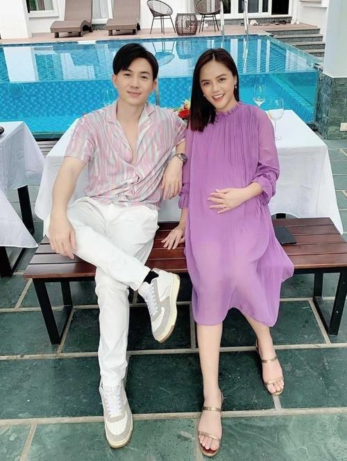 My sói bầu 3 tháng mà vẫn như không, mặc toàn váy hờ hững khoe body nuột nà-8