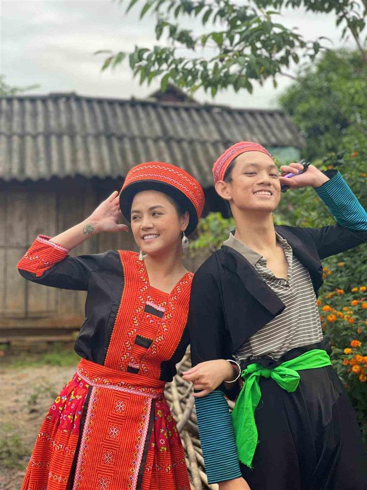 My sói bầu 3 tháng mà vẫn như không, mặc toàn váy hờ hững khoe body nuột nà-9