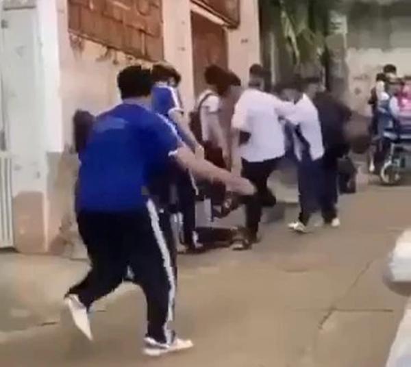 Yêu cầu công an điều tra vụ việc nam sinh bị đánh dã man-1