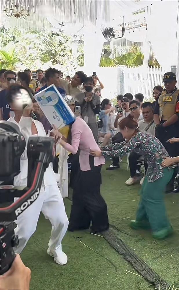 Hòa Minzy trèo cây, đội thùng bia tại đám cưới Puka - Gin Tuấn Kiệt-7