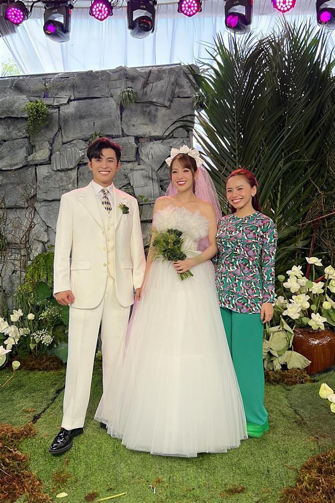 Hòa Minzy trèo cây, đội thùng bia tại đám cưới Puka - Gin Tuấn Kiệt-12