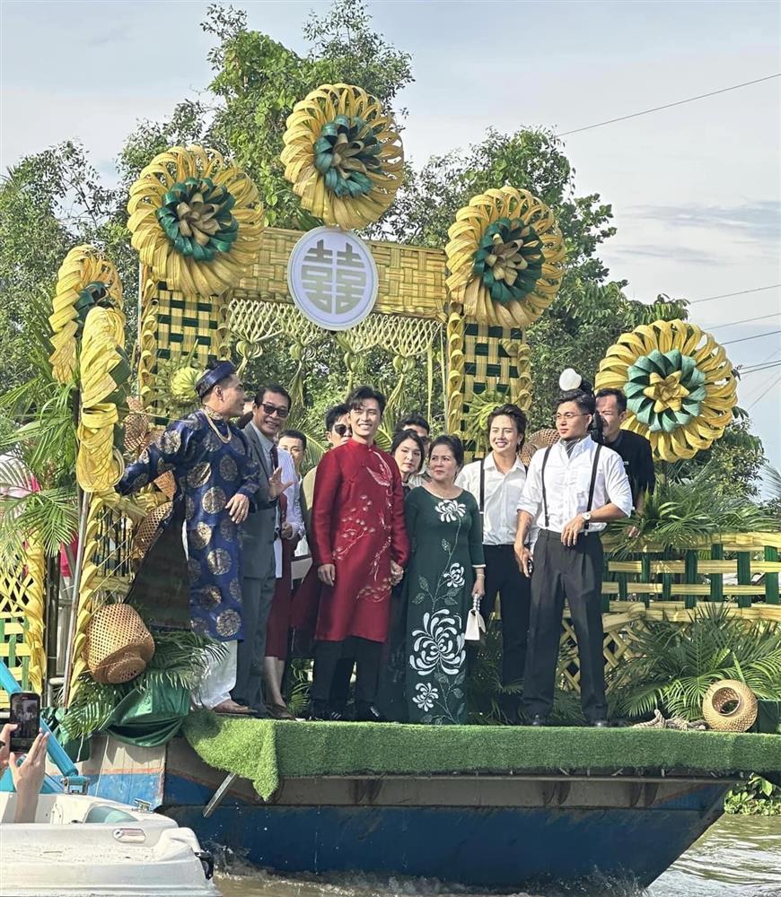 Hòa Minzy trèo cây, đội thùng bia tại đám cưới Puka - Gin Tuấn Kiệt-16