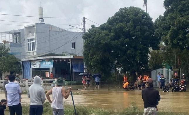Huế: Nhiều giờ lặn tìm bé gái mất tích dưới dòng sông lũ-1